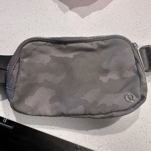 Lululemon Everywhere belt bag